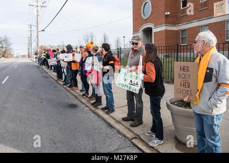 Cincinnati, Ohio, USA. 11 février 2017 manifestants contre l'avortement anti blocage des manifestants de s'approcher à un emplacement prévu Parenhood Cincinnati. Credit : Caleb Hughes/Alamy Live News. Banque D'Images