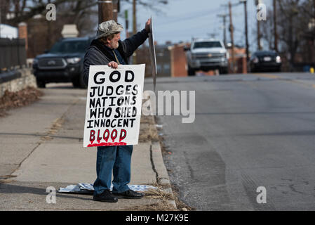 Cincinnati, Ohio, USA. 11 février 2017 un manifestant anti avortement exhibant ses signes pour des voitures qui passent à l'extérieur d'un Parenhood prévues clinique. Credit : Caleb Hughes/Alamy Live News. Banque D'Images