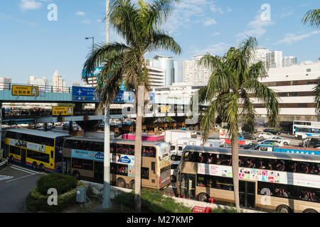 Hong Kong - Le 25 janvier 2018 : embouteillage sur la route menant au monde et de la Croix harbour Tunnel dans Hung Hom entre Kowloon et Causeway Bay Banque D'Images