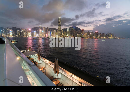 Hong Kong - Le 25 janvier 2018 : La plate-forme panoramique sur le dessus de l'océan le terminal de croisière à Kowloon avec la célèbre île de Hong Kong skyline at night Banque D'Images