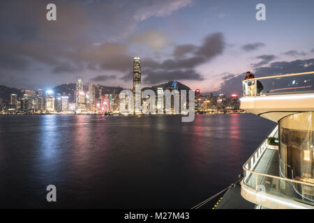 Hong Kong - Le 25 janvier 2018 : La plate-forme panoramique sur le dessus de l'océan le terminal de croisière à Kowloon avec la célèbre île de Hong Kong skyline at night Banque D'Images