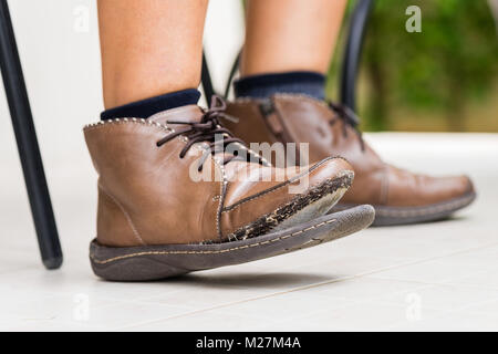 Chaussures femmes déchirés, gros plan femme cassée à réparer des chaussures en cuir Banque D'Images