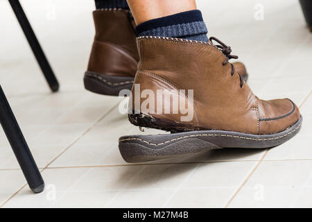 Chaussures femmes déchirés, gros plan femme cassée à réparer des chaussures en cuir Banque D'Images