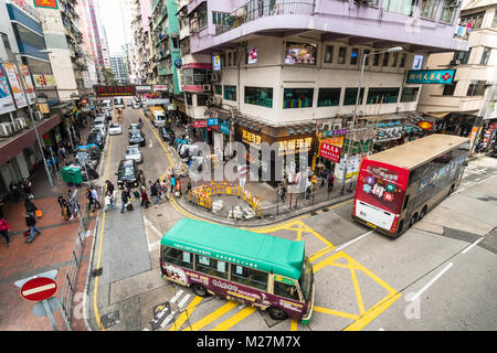 Hong Kong - Le 25 janvier 2018 : Vue aérienne d'un minibus roulant dans les rues bondées de Mong Kok à Kowloon, Hong Kong. Banque D'Images