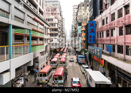 Hong Kong - Le 25 janvier 2018 : minibus en attente dans les rues bondées de Mong Kok à Kowloon, Hong Kong. Banque D'Images