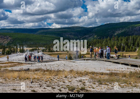 Les touristes sur la promenade près du groupe Lion geysers. Upper Geyser Basin. Le Parc National de Yellowstone, Wyoming, USA Banque D'Images
