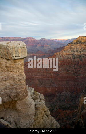 Le soleil se couche sur la rive sud du Grand Canyon. Banque D'Images