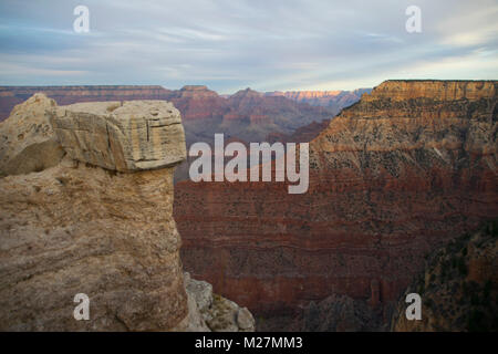 Le soleil se couche sur la rive sud du Grand Canyon. Banque D'Images