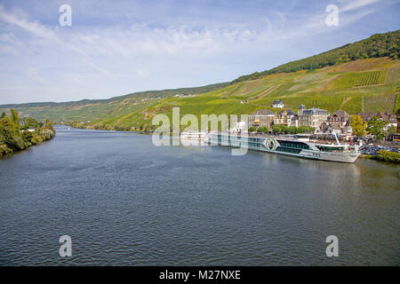 River cruise ship 'Jewel' au village viticole Bernkastel-Kues, Moselle, Rhénanie-Palatinat, Allemagne, Europe Banque D'Images