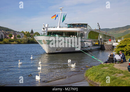 River cruise ship 'Jewel' et de cygnes au village viticole Bernkastel-Kues, Moselle, Rhénanie-Palatinat, Allemagne, Europe Banque D'Images