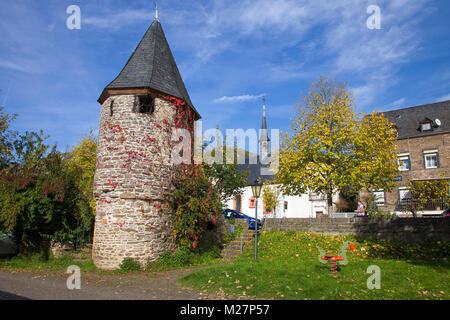 Ancienne tour de guet médiévale avec des feuilles de vigne à la Riverside, Alf, Moselle, Rhénanie-Palatinat, Allemagne, Europe Banque D'Images