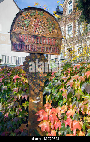 Signe de noms de lieux et de couleur feuilles de vigne au village Moselle Ediger, Alf, Moselle, Rhénanie-Palatinat, Allemagne, Europe Banque D'Images