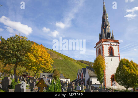 L'église paroissiale catholique Saint Martin avec cementary village viticole à Ediger, Alf, Moselle, Rhénanie-Palatinat, Allemagne, Europe Banque D'Images