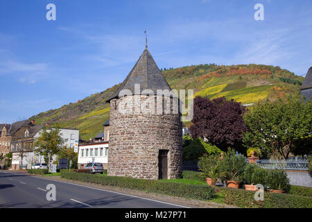 Tour de guet médiévale historique au village viticole de Lieser, village de la Moselle, Rhénanie-Palatinat, Allemagne, Europe Banque D'Images