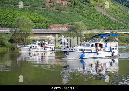 Deux bateaux à cabine sur Moselle au village viticole de Bruttig-Fankel, Rhénanie-Palatinat, Allemagne, Europe Banque D'Images