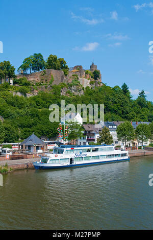 Navire d'excursion sur la rivière Sarre, au-dessus du château de Saarburg, Saarburg à rivière Sarre, Rhénanie-Palatinat, Allemagne, Europe Banque D'Images