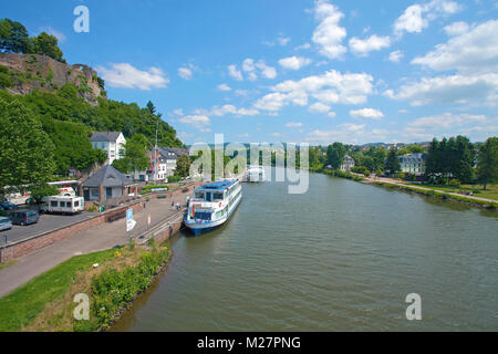 Navire d'excursion sur la rivière Sarre, au-dessus du château de Saarburg, Saarburg à rivière Sarre, Rhénanie-Palatinat, Allemagne, Europe Banque D'Images