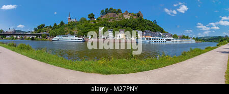 Navire d'excursion sur la rivière Sarre, au-dessus du château de Saarburg, Saarburg à rivière Sarre, Rhénanie-Palatinat, Allemagne, Europe Banque D'Images