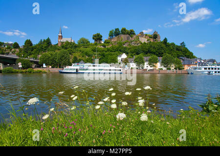 Navire d'excursion sur la rivière Sarre, au-dessus du château de Saarburg, Saarburg à rivière Sarre, Rhénanie-Palatinat, Allemagne, Europe Banque D'Images