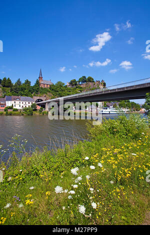 Pont sur la rivière Sarre à la vieille ville de Saarburg lors de la rivière Sarre, Rhénanie-Palatinat, Allemagne, Europe Banque D'Images