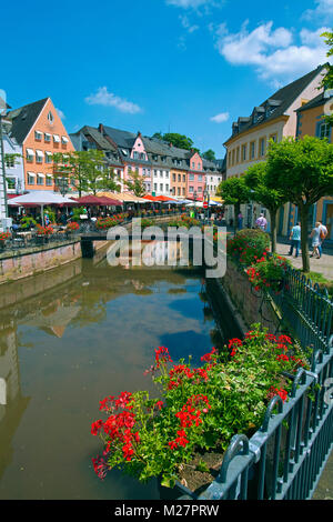 En dehors de la gastronomie, pont sur le ruisseau Leukbach un affluent de la rivière Saar, vieille ville de Saarburg, Rhénanie-Palatinat, Allemagne, Europe Banque D'Images