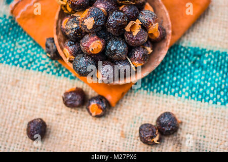 Close up de l'écrou savon Sapindus .dans un bol d'argile sur un sac de jute. Banque D'Images