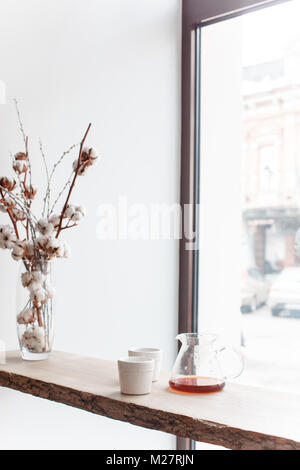 Tasse de café, de la direction générale de l'arbre, rebord en bois Banque D'Images