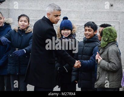 Maire de Londres, Sadiq Khan rencontre des enfants de la Milbank Academy lors de l'ouverture d'une exposition à Trafalgar Square, Londres, pour marquer le centenaire du suffrage des femmes. Banque D'Images