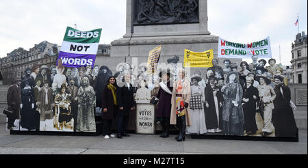 La militante féminine Amika George, maire de Londres, Sadiq Khan (deuxième gauche), conservatrice des Palais royaux historiques Lucy Worsley (deuxième droite) et la mairesse adjointe Justine Simons (droite) à l'ouverture d'une exposition à Trafalgar Square, Londres, pour marquer le centenaire du suffrage des femmes. Banque D'Images