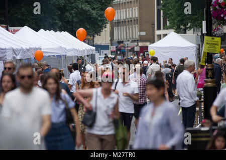 Scène de foule à l'été Fayre Marlyebone Marlyebone Food Festival à Londres lors d'une journée ensoleillée avec des ballons jaunes et paniers étals de marché Banque D'Images