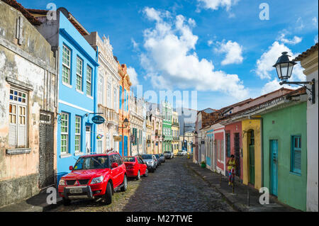 SALVADOR, BRÉSIL - circa 2017, mars : bâtiments coloniaux colorés la ligne de rues pavées traditionnelles dans le quartier Carmo, près de Pelourinho. Banque D'Images