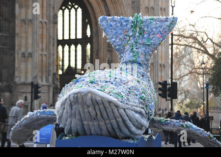 Plasticus, le ciel à l'extérieur de la baleine de sauvetage de l'océan Chambres du Parlement à Londres, en tant que députés et les célébrités s'engager à réduire en plastique à usage unique. Banque D'Images