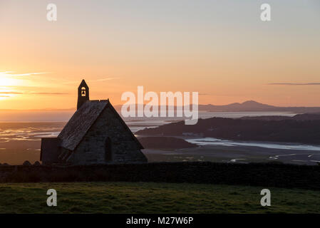 L'église St Tecwyn au coucher du soleil. Une petite église élevée dans les collines au-dessus de l'estuaire en Dwyryd près de Harlech, Snowdonia, au nord du Pays de Galles. Banque D'Images