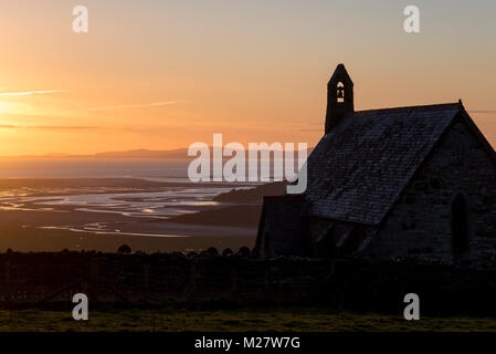 L'église St Tecwyn au coucher du soleil. Une petite église élevée dans les collines au-dessus de l'estuaire en Dwyryd près de Harlech, Snowdonia, au nord du Pays de Galles. Banque D'Images