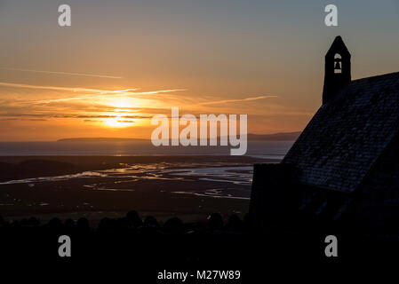 L'église St Tecwyn au coucher du soleil. Une petite église élevée dans les collines au-dessus de l'estuaire en Dwyryd près de Harlech, Snowdonia, au nord du Pays de Galles. Banque D'Images