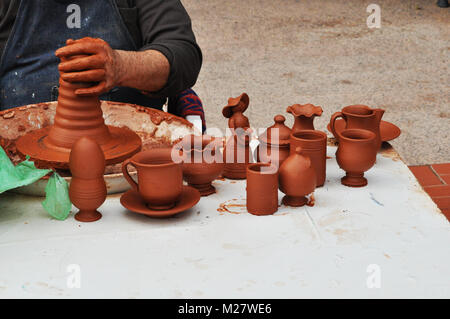 Mains artisan travaillant sur l'argile et de l'artisanat de poterie Banque D'Images