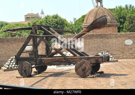 Rome, Italie - 19 août 2016 : Vieille catapulte romaine à Castel Sant Angelo l'apparence d'un jour d'été. Le Mausolée d'Hadrien, généralement connu sous le nom de Castel Sant'Un Banque D'Images