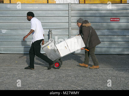 Hommes panier chargé dans la rue, Milan, Italie Banque D'Images