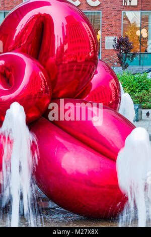 New York, USA - Juin 08, 2015 : Red Balloon Flower par Jeff Koons au 7 World Trade Center le 10 novembre 2013. C'est l'un de Koons hautement signature pol Banque D'Images