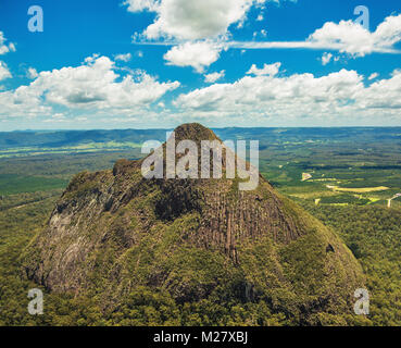 Vue aérienne de Glasshouse Mountains sur la Sunshine Coast, Australie, Queendsland Banque D'Images