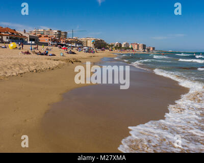 La plage et la mer Méditerranée à La Mata sur la Costa Blanca. Torrevieja, dans la province d'Alicante, Espagne. Banque D'Images