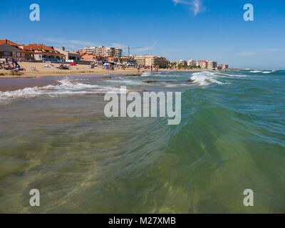 La plage et la mer Méditerranée à La Mata sur la Costa Blanca. Torrevieja, dans la province d'Alicante, Espagne. Banque D'Images