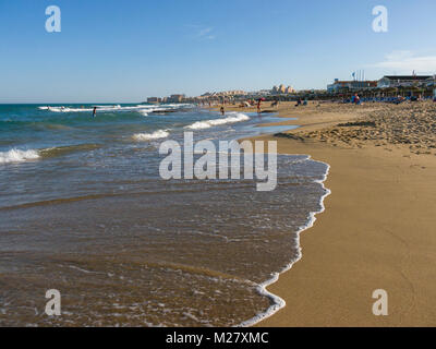 La plage et la mer Méditerranée à La Mata sur la Costa Blanca. Torrevieja, dans la province d'Alicante, Espagne. Banque D'Images