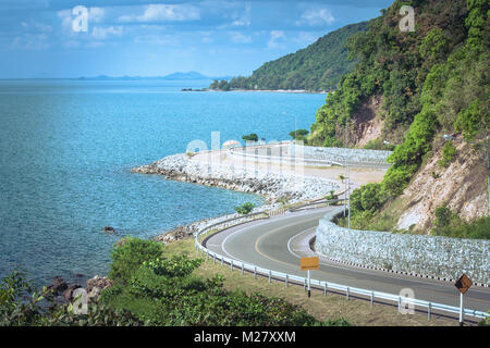 Belle vue de la route de marines à côté de la mer bleue qui est vue à Kung Wiman Bay dans la province de Chanthaburi, en Thaïlande. Banque D'Images