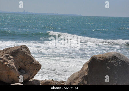 Beyrouth dans la distance vu de côte rocheuse Banque D'Images