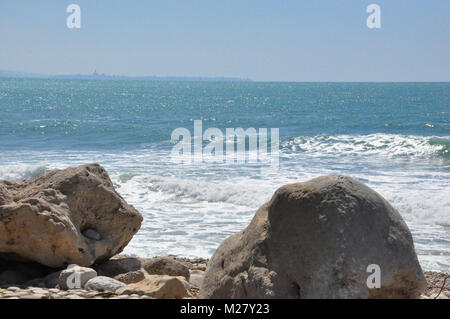 Beyrouth dans la distance vu de côte rocheuse Banque D'Images