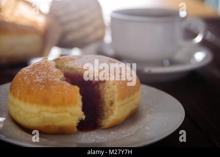 Berliner donut remplis de confiture de fraises. Close up Banque D'Images