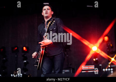 Le groupe indie rock anglais Arctic Monkeys effectue un concert live au Festival Roskilde 2011. Ici le guitariste Jamie Cook est représenté. Danemark 02/07/2011. Banque D'Images