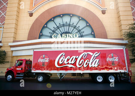 Coca Cola classique camion garé en face de casino à Las Vegas, USA, 2010. Banque D'Images