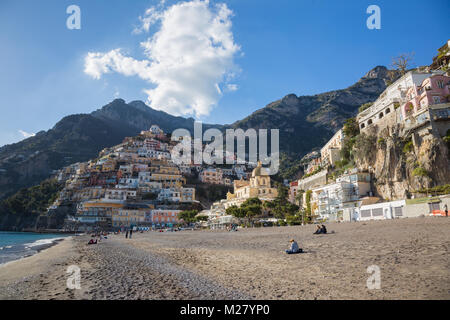 Positano, Campanie, Italie 12 mars 2017 positano côtière avec vue de dessous qui illustre une partie de spieggia et quelques caractéristiques de ce logement Banque D'Images